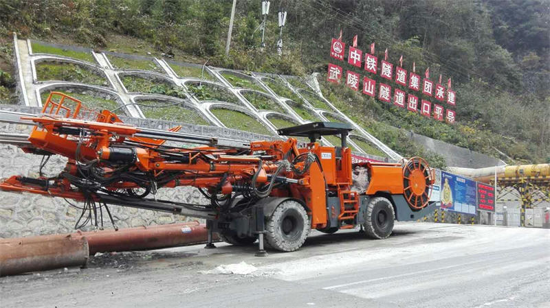 中鐵工程裝備三臂鑿巖臺(tái)車順利抵達(dá)黔張常鐵路武陵山隧道
